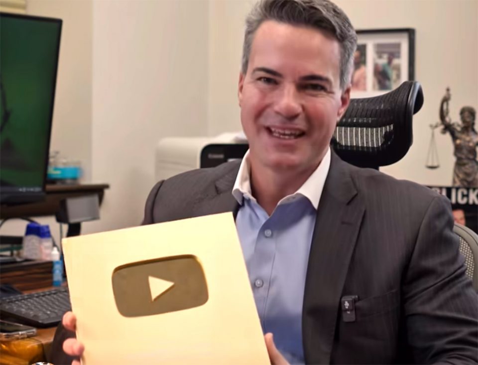 O fundador, Ludo Gardini, anunciou a conquista com a placa enviada pelo Google (Foto: Divulgação)