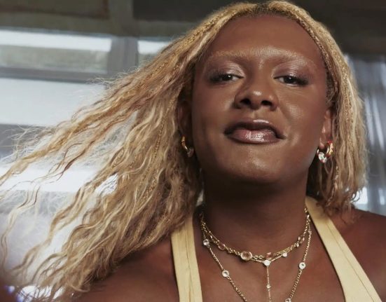 A composição, toda em inglês, que nunca esteve disponível ao longo dos últimos 40 anos, ganha a assinatura da voz potente e sensível de Liniker (Foto: Divulgação)