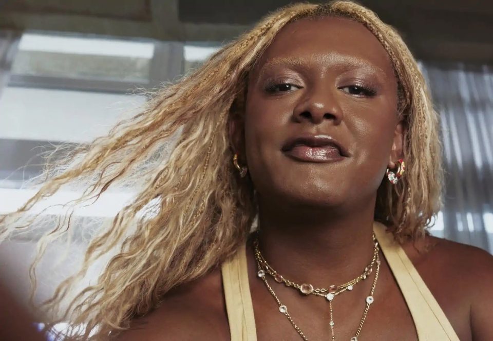 A composição, toda em inglês, que nunca esteve disponível ao longo dos últimos 40 anos, ganha a assinatura da voz potente e sensível de Liniker (Foto: Divulgação)