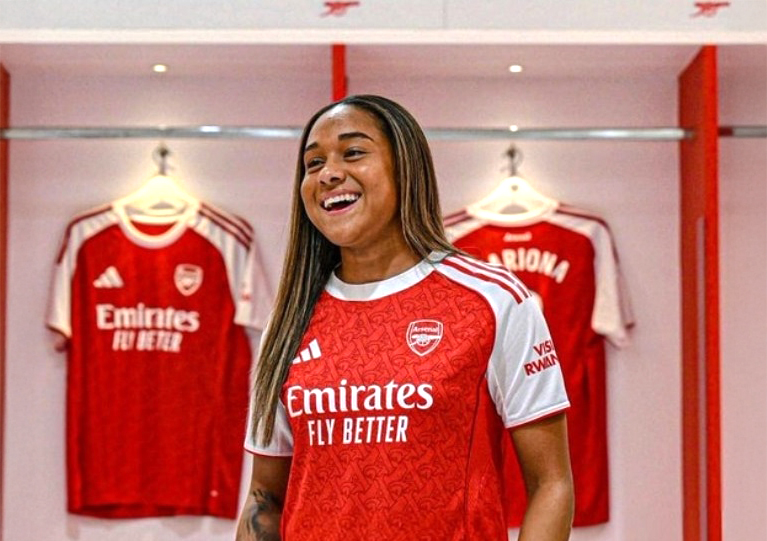 Futebol feminino bate recorde em contratação de atacante