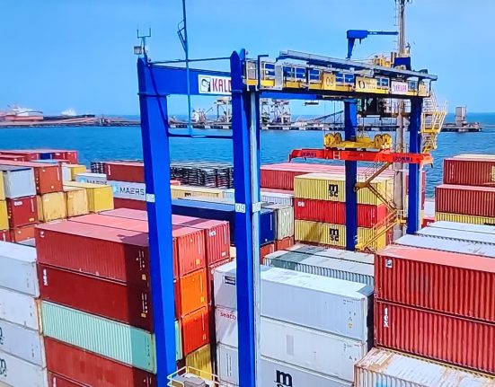 Economistas estimam que o prolongamento do impasse tarifário pode reduzir o superávit comercial brasileiro em até US$ 3 bilhões em 2025 (Foto: Reprodução TV)