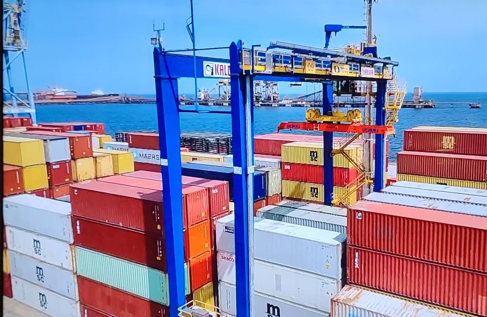 Economistas estimam que o prolongamento do impasse tarifário pode reduzir o superávit comercial brasileiro em até US$ 3 bilhões em 2025 (Foto: Reprodução TV)