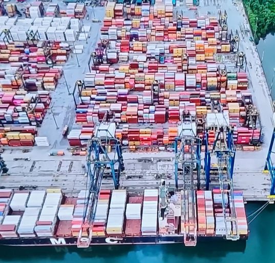 A ampliação das tarifas reforça a política comercial adotada, que passou a utilizar barreiras tarifárias tanto como instrumento de proteção da indústria nacional, quanto como mecanismo de pressão em negociações internacionais (Foto: Reprodução TV)
