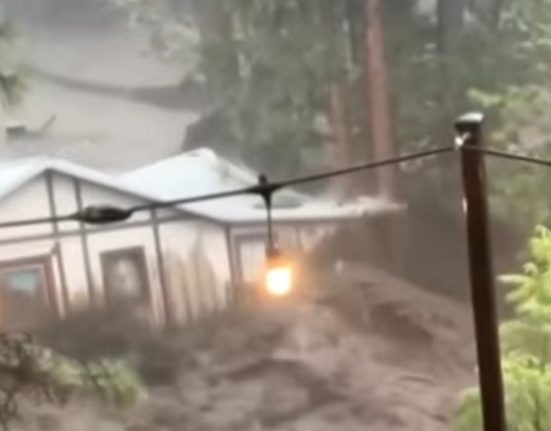 Com a aproximação da temporada de furacões e um cenário global marcado por eventos climáticos extremos, a redução no compartilhamento de informações fragiliza o sistema de alerta precoce de desastres naturais (Reprodução TV)