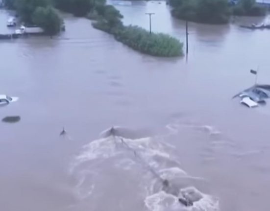 As autoridades orientam a população a evitar áreas próximas a rios, não tentar atravessar vias alagadas e respeitar as ordens de evacuação (Foto: Reprodução TV).
