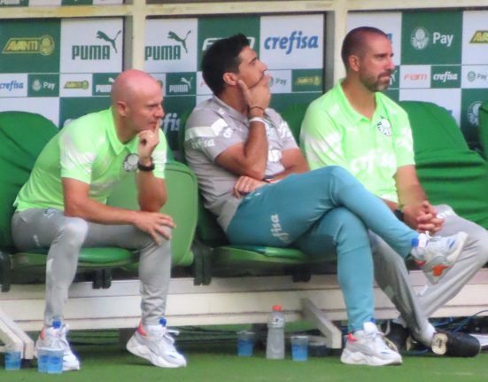 Abel Ferreira (centro) é o técnico mais longevo do futebol brasileiro e está à frente do Palmeiras desde 2020 (Foto: Wikimedia)