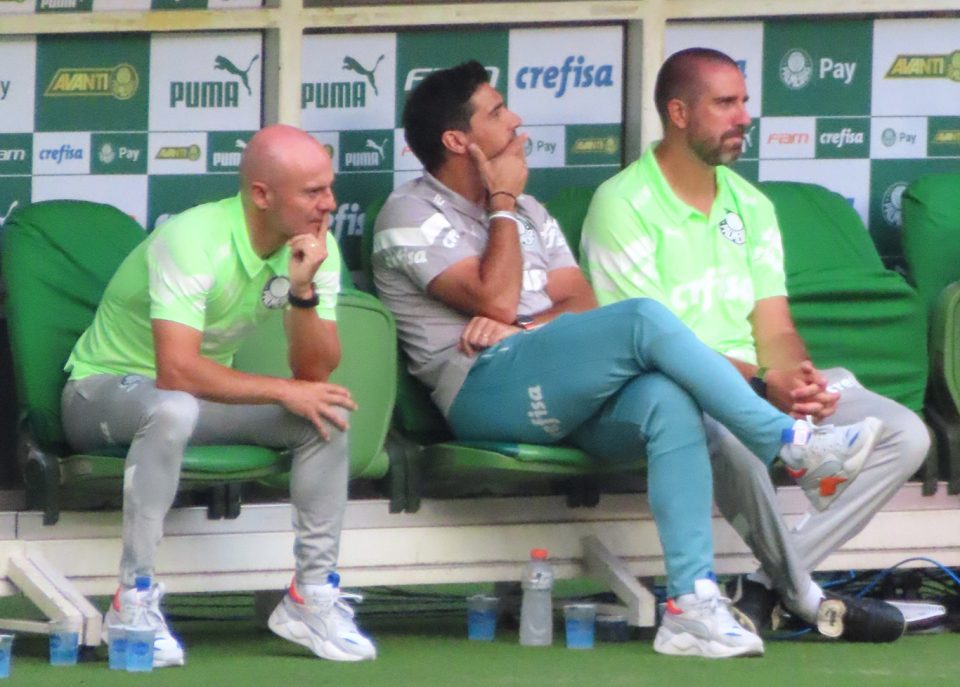 Abel Ferreira (centro) é o técnico mais longevo do futebol brasileiro e está à frente do Palmeiras desde 2020 (Foto: Wikimedia)