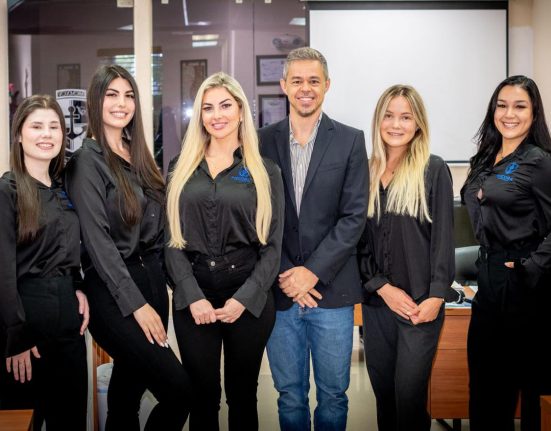 Felipe Costa (centro), hoje gerente-geral da Ancora, com sua equipe (Foto: Divulgação)