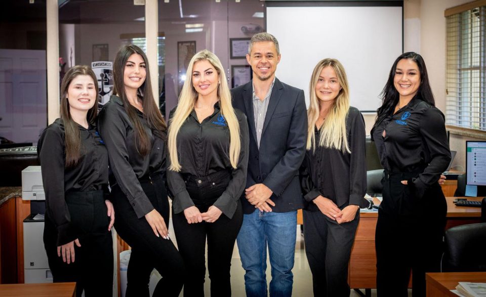 Felipe Costa (centro), hoje gerente-geral da Ancora, com sua equipe (Foto: Divulgação)