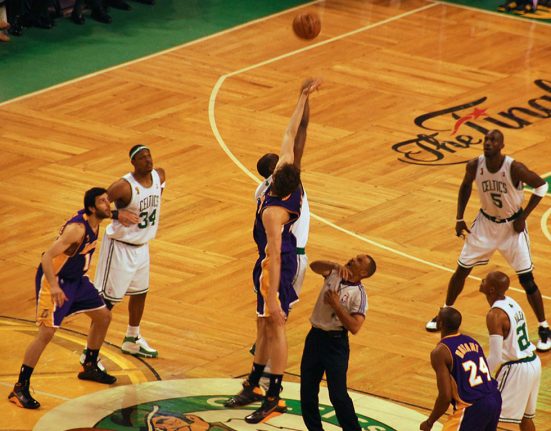 Celtics e Lakers protagonizaram confrontos épicos, como a final de 2008 (Foto: Eric Kilby/Wikimedia)
