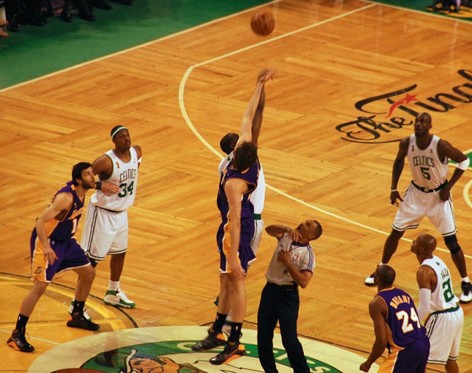 Celtics e Lakers protagonizaram confrontos épicos, como a final de 2008 (Foto: Eric Kilby/Wikimedia)