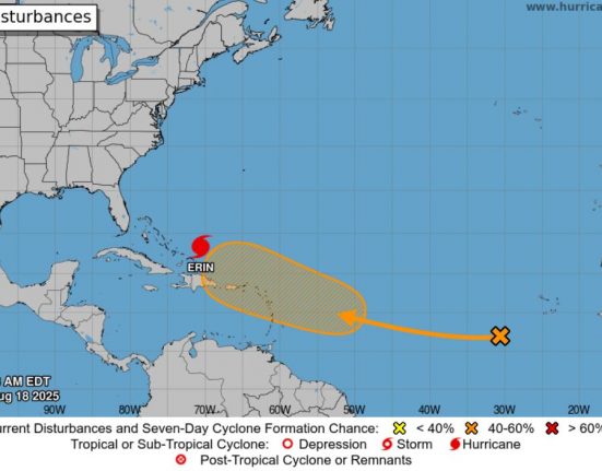 O furacão Erin já deixou milhares de pessoas sem energia no Caribe e ameaça as Bahamas com chuvas torrenciais (Foto: NHC/NOAA)