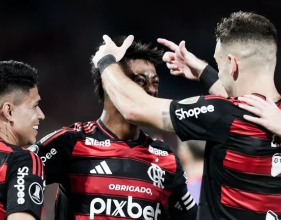 Bruno Henrique celebra com companheiros a vitória sobre o Internacional (Foto: Gilvan de Souza/CRF)