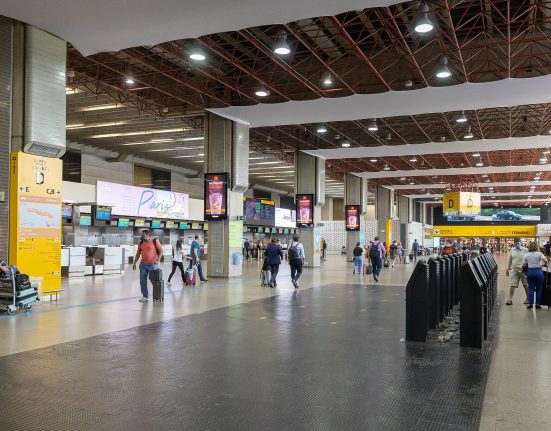 Agências de viagens e companhias aéreas orientam os passageiros a chegarem com antecedência mínima de três horas para voos internacionais e duas horas para voos domésticos (Foto: Arne Müsele/Wikimedia)