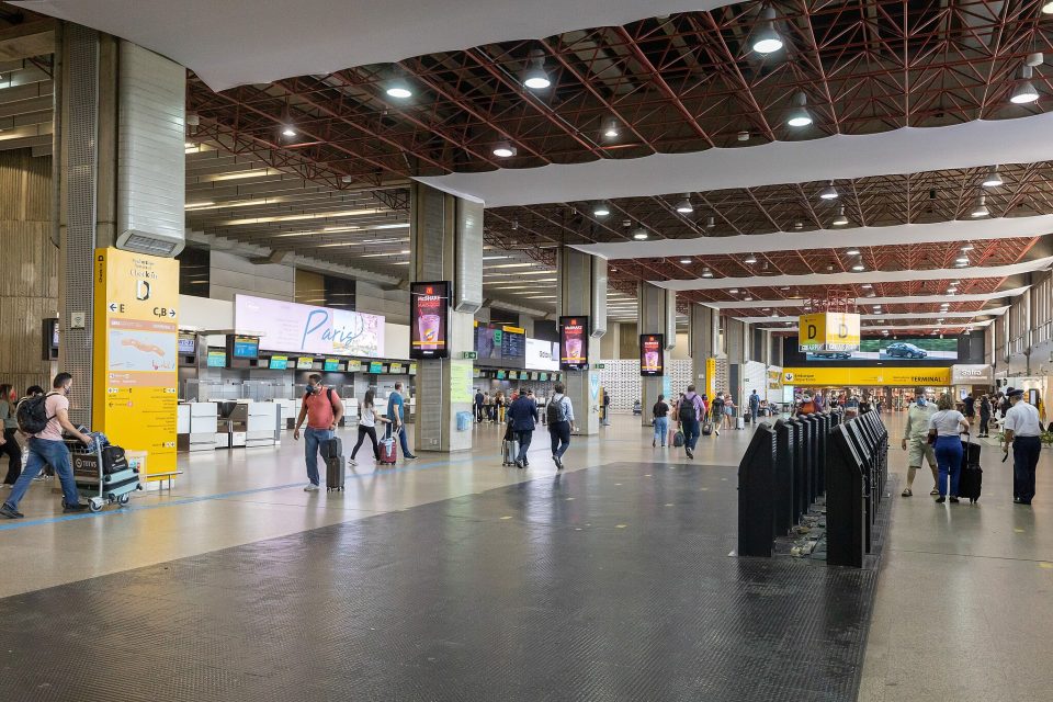 Agências de viagens e companhias aéreas orientam os passageiros a chegarem com antecedência mínima de três horas para voos internacionais e duas horas para voos domésticos (Foto: Arne Müsele/Wikimedia)