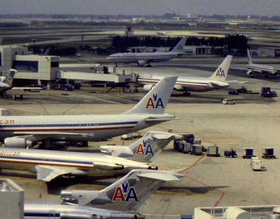 O Concourse D é o maior e mais movimentado terminal do aeroporto, e concentra a maioria dos voos domésticos e internacionais da American Airlines em Miami (Foto: G_B_NZ/Wikimedia_