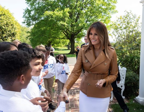 Melania tem se aproximado cada vez mais do tema em iniciativas recentes, incluindo a defesa de projetos de lei contra deepfakes e o uso de narração por IA em seu próprio audiolivro (Foto: Official White House Photo by Andrea Hanks/ Wikimedia)