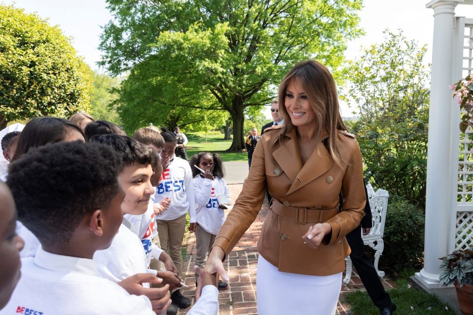 Melania tem se aproximado cada vez mais do tema em iniciativas recentes, incluindo a defesa de projetos de lei contra deepfakes e o uso de narração por IA em seu próprio audiolivro (Foto: Official White House Photo by Andrea Hanks/ Wikimedia)