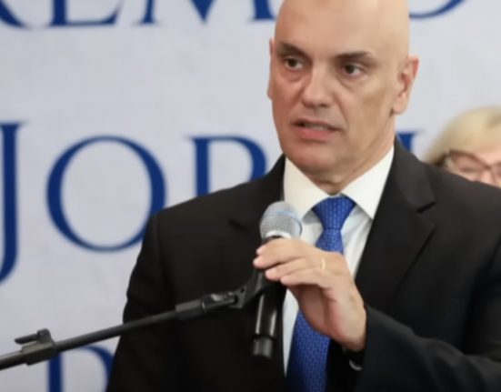 Analistas apontam que a medida restringe o acesso a serviços financeiros globais e pode gerar constrangimento diplomático e reputacional