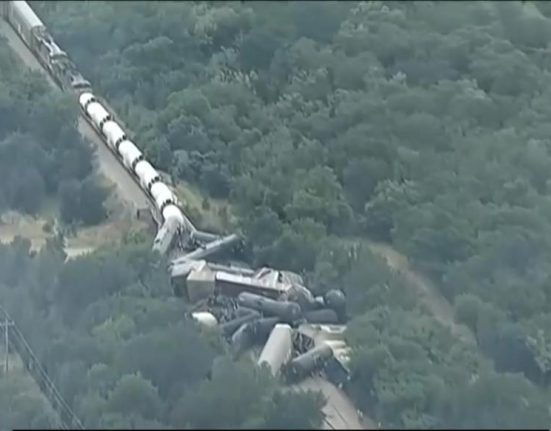 Moradores da região relataram ter sentido tremores causados pelo impacto, mas não houve relatos de ferimentos (Foto: Reprodução TV)