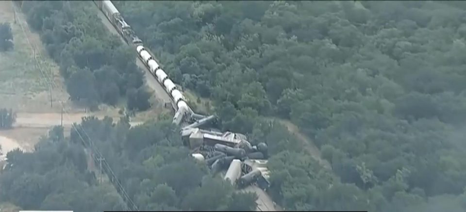 Moradores da região relataram ter sentido tremores causados pelo impacto, mas não houve relatos de ferimentos (Foto: Reprodução TV)