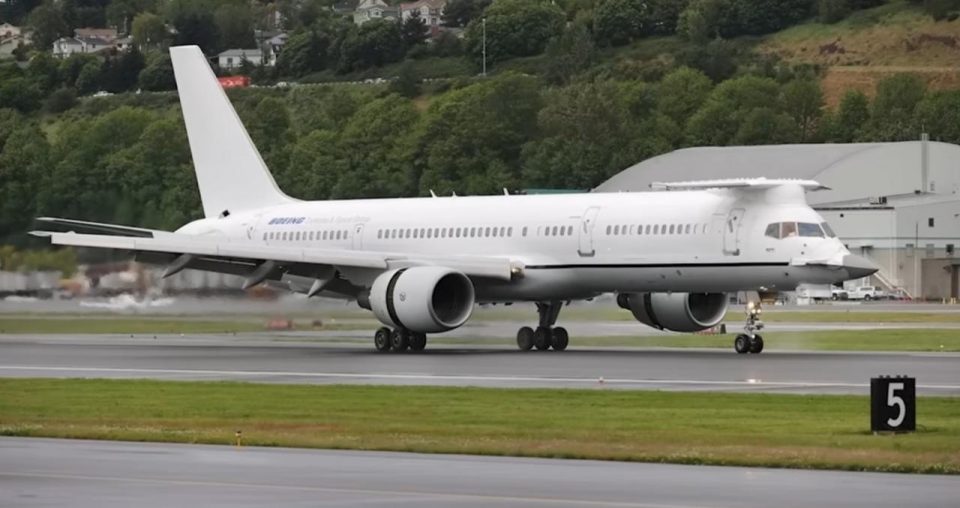 : Especialistas em aviação e relações internacionais apontam que o uso do C-32B em território brasileiro é raro e, por isso, o episódio merece atenção (Foto: Reprodução Youtube)