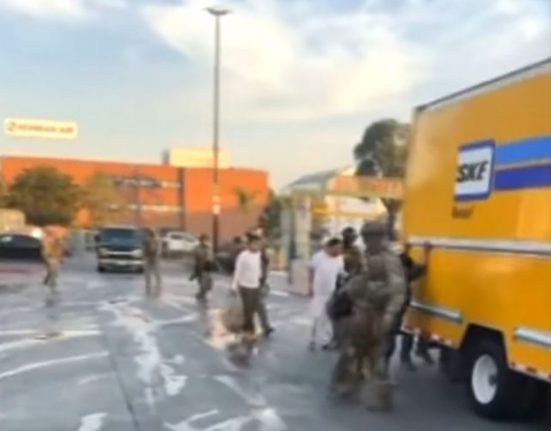 Os agentes federais têm realizado prisões de imigrantes em situação irregular em locais como Home Depots, lava-rápidos, pontos de ônibus e fazendas. Alguns cidadãos americanos também foram detidos (Foto: Reprodução TV)