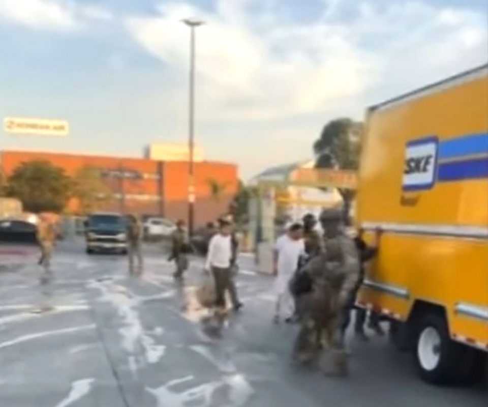 Os agentes federais têm realizado prisões de imigrantes em situação irregular em locais como Home Depots, lava-rápidos, pontos de ônibus e fazendas. Alguns cidadãos americanos também foram detidos (Foto: Reprodução TV)