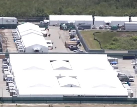 O Centro de detenção também enfrenta acusações de violações de direitos humanos (Reprodução TV)