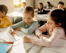 O Conselho de Educação da Flórida também aprovou novos padrões de estudos sociais que enfatizam os “males ideológicos do comunismo” ao longo da história (Foto: Freepik)