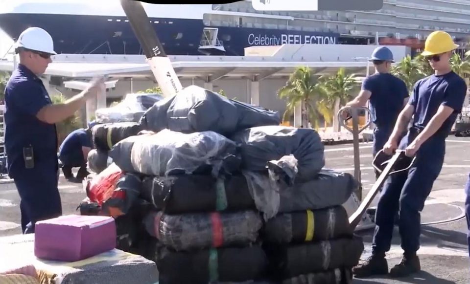 O recorde anterior de maior apreensão da Guarda Costeira havia sido registrado em 2021, com 61 mil pounds de drogas, avaliadas em impressionantes $ 1,4 bilhão (Foto: Reprodução TV)