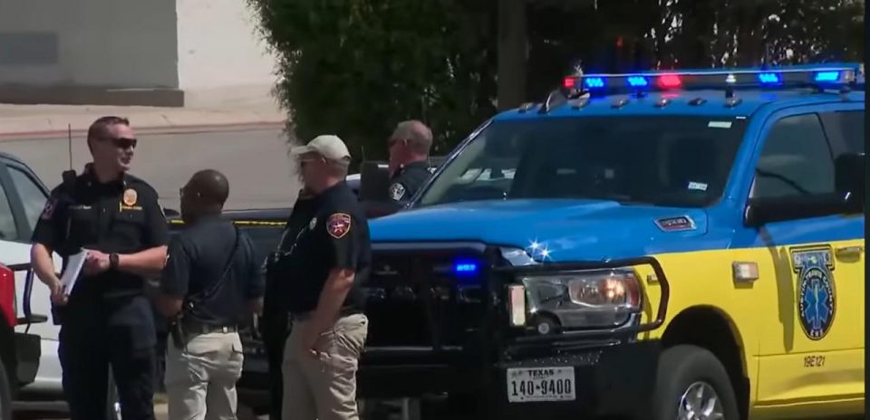 As autoridades investigam a motivação do crime e não descartam a possibilidade de que o suspeito tenha planejado o ataque. O FBI também acompanha o caso (Foto: Reprodução TV)