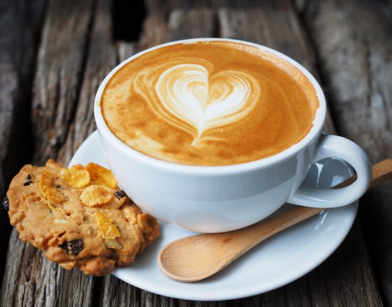 O mercado de café nos Estados Unidos movimenta mais de $ 300 milhões por dia. Projeções indicam que o setor poderá crescer 66% até 2034 (Foto: Freepik)