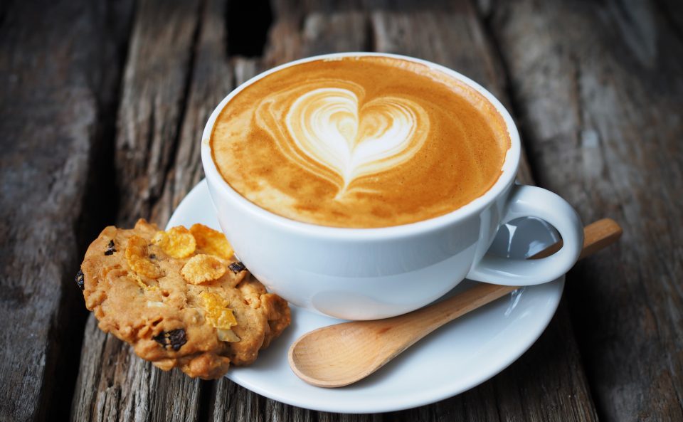 O mercado de café nos Estados Unidos movimenta mais de $ 300 milhões por dia. Projeções indicam que o setor poderá crescer 66% até 2034 (Foto: Freepik)