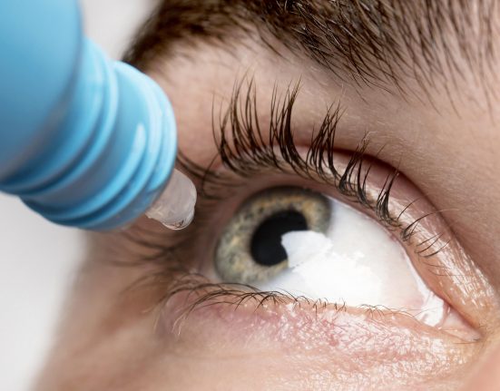 Profissionais de saúde destacam que, além de atender a uma demanda crescente, o novo medicamento pode impulsionar novas pesquisas e investimentos no campo da oftalmologia (Foto: Freepik)