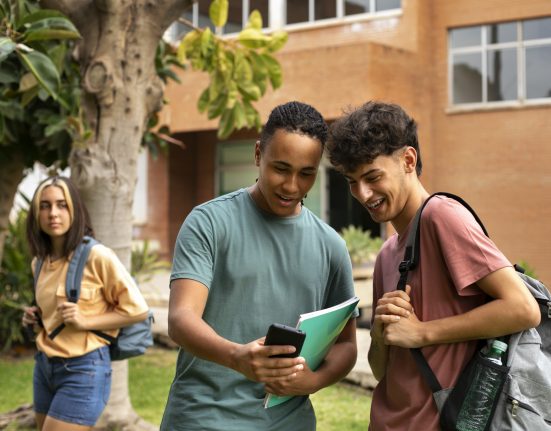 O objetivo do monitoramento é detectar sinais de bullying, autolesão, abuso, planejamento de ataques ou outras ameaças. No entanto, muitos estudantes não sabem que estão sendo vigiados (Foto: Freepik)