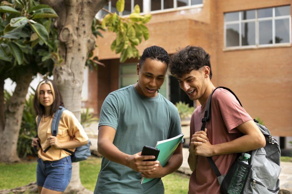 O objetivo do monitoramento é detectar sinais de bullying, autolesão, abuso, planejamento de ataques ou outras ameaças. No entanto, muitos estudantes não sabem que estão sendo vigiados (Foto: Freepik)