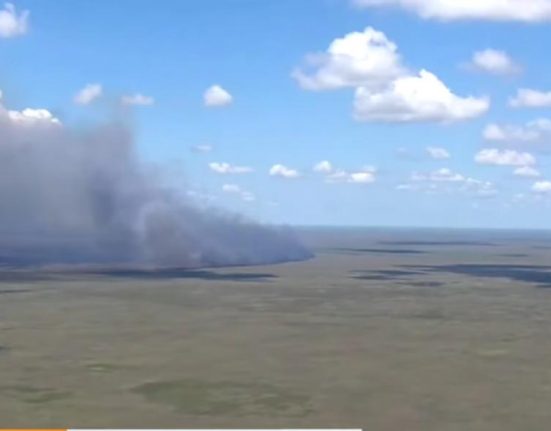 O incêndio é considerado um dos mais extensos da região nos últimos anos e, até o momento, não há previsão de quando será controlado (Foto: Reprodução TV)