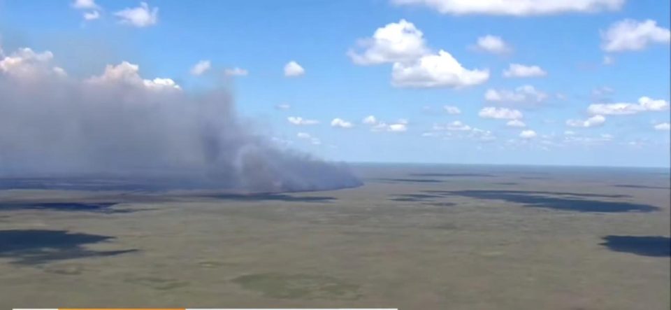 O incêndio é considerado um dos mais extensos da região nos últimos anos e, até o momento, não há previsão de quando será controlado (Foto: Reprodução TV)