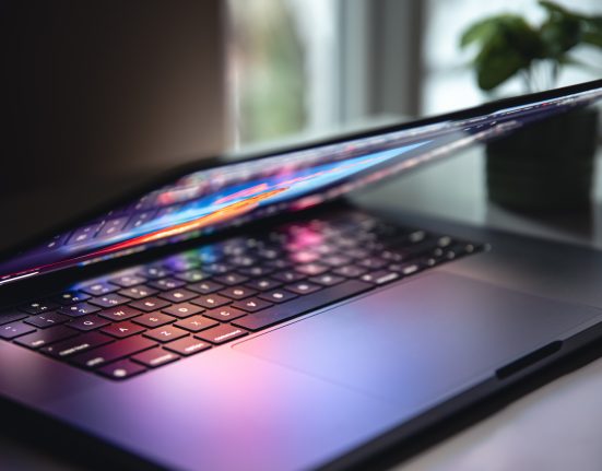 Pequim representa 90% do mercado global de ímãs, essenciais para produtos como chips semicondutores, amplamente usados em smartphones, laptops e outras tecnologias (Foto: Freepik)