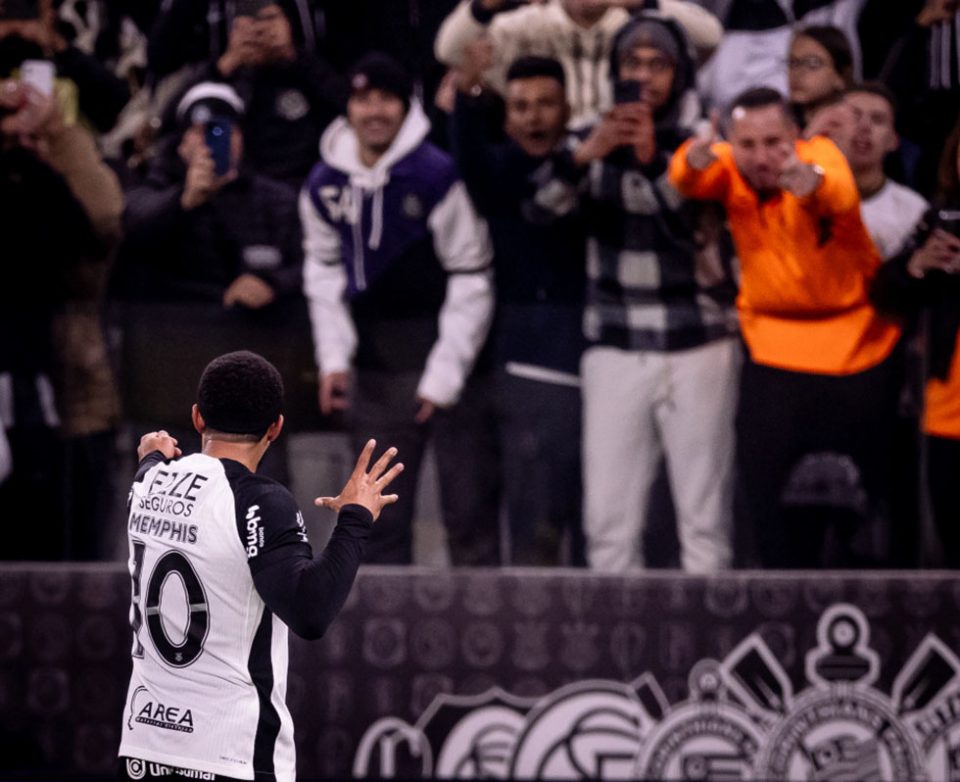 Memphis celebrando o gol do Corinthians em frente à torcida na Neo Química Arena (Foto: Rodrigo Coca/Corinthians)