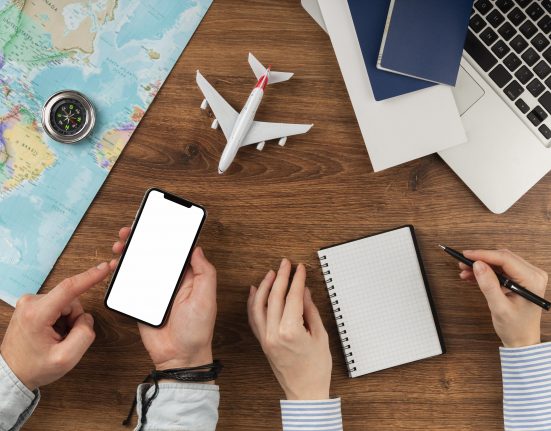 Outras plataformas digitais como Booking.com, Expedia e Skyscanner, também estão investindo significativamente em soluções de inteligência artificial (Foto: Freepik)