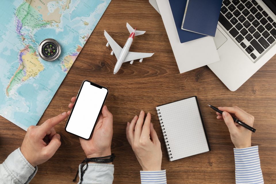 Outras plataformas digitais como Booking.com, Expedia e Skyscanner, também estão investindo significativamente em soluções de inteligência artificial (Foto: Freepik)