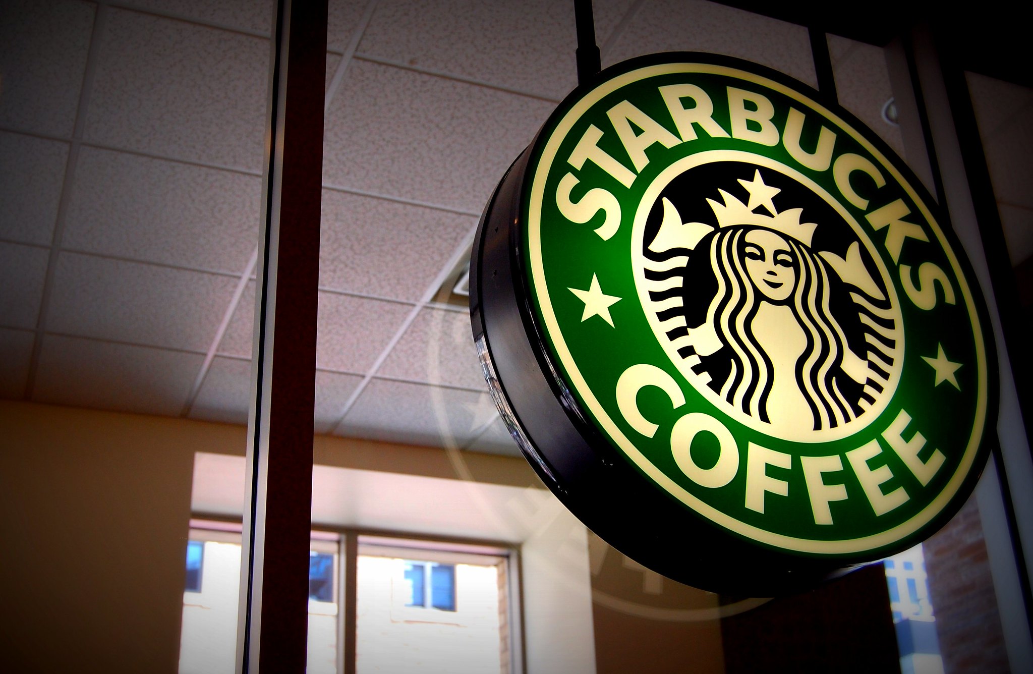 Starbucks planeja fechar centenas de lojas e demitir 900 funcionários em reestruturação estratégica