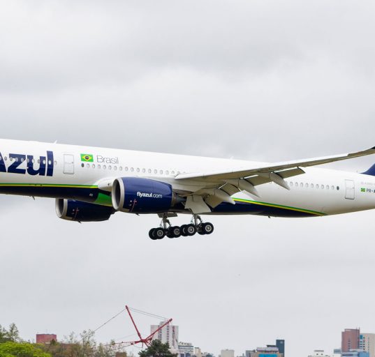 Companhias aéreas que operam rotas entre Brasil e Estados Unidos podem ser afetadas pelas restrições (Foto: Semduvidas1/Wikimedia)