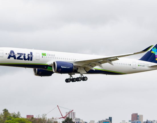Com o ajuste, a Azul reforça sua estratégia de conceder mais benefícios a clientes frequentes e de tarifas mais caras, e aplicar cobrança adicional para viajantes ocasionais e passagens promocionais (Foto: Semduvidas1/Wikimedia)