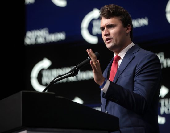 Charlie Kirk era próximo de Trump e se destacou como uma das vozes mais influentes do conservadorismo americano entre jovens (Foto: Gage Skidmore/Wikimedia)