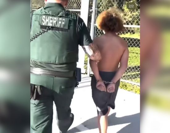 Dereck foi levado ao centro de detenção juvenil do condado e enfrenta acusações que incluem ameaça de violência e porte de arma por menor de idade (Foto: Reprodução Redes sociais)