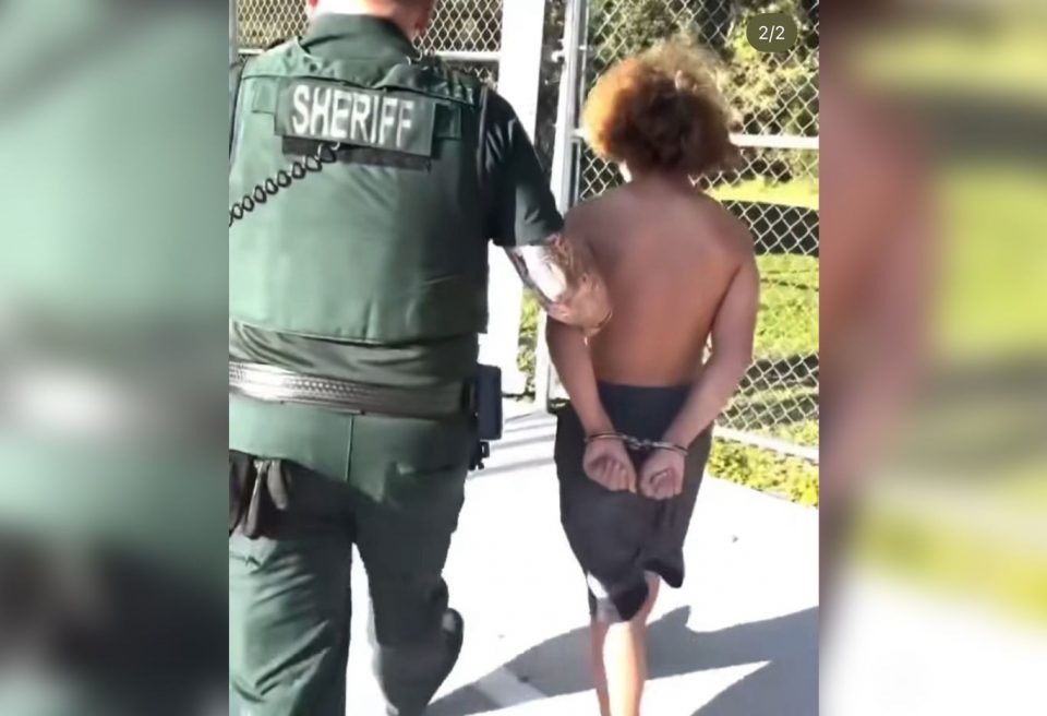 Dereck foi levado ao centro de detenção juvenil do condado e enfrenta acusações que incluem ameaça de violência e porte de arma por menor de idade (Foto: Reprodução Redes sociais)