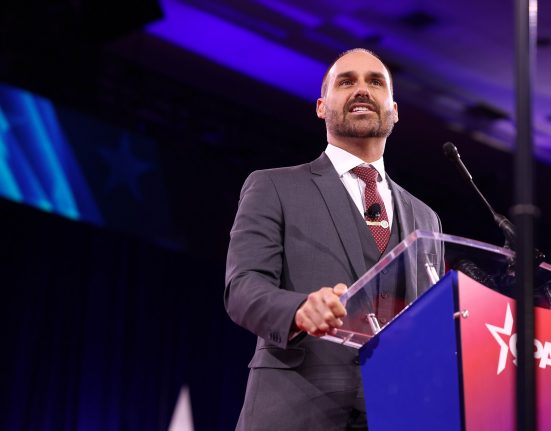 Deputado esteve licenciado entre março e julho de 2025, e depois desse período não registrou presença em nenhuma votação (Foto: Gage Skidmore/Wikimedia)